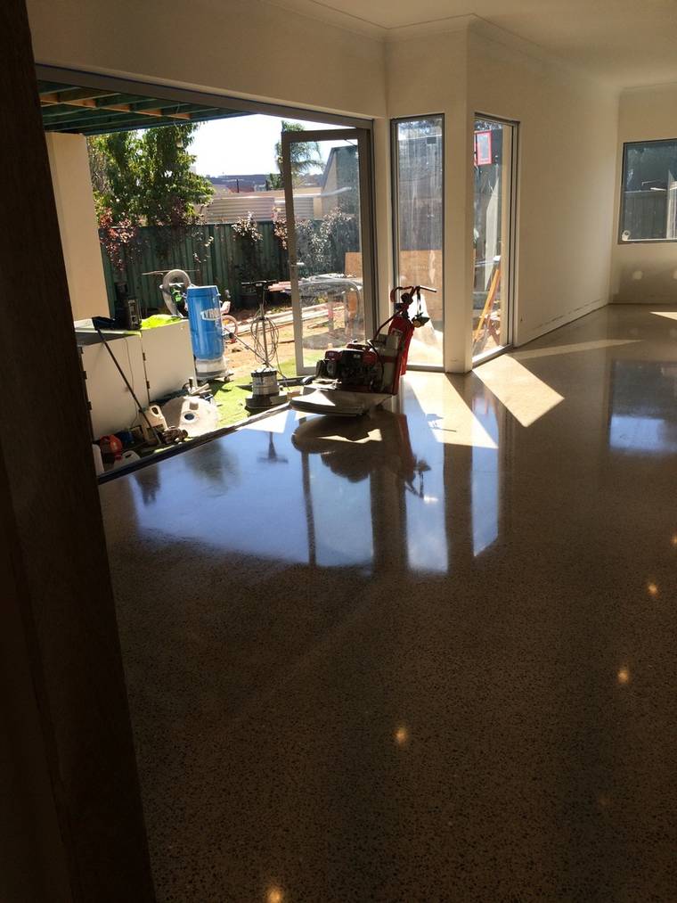 Indoor–outdoor threshold, high gloss