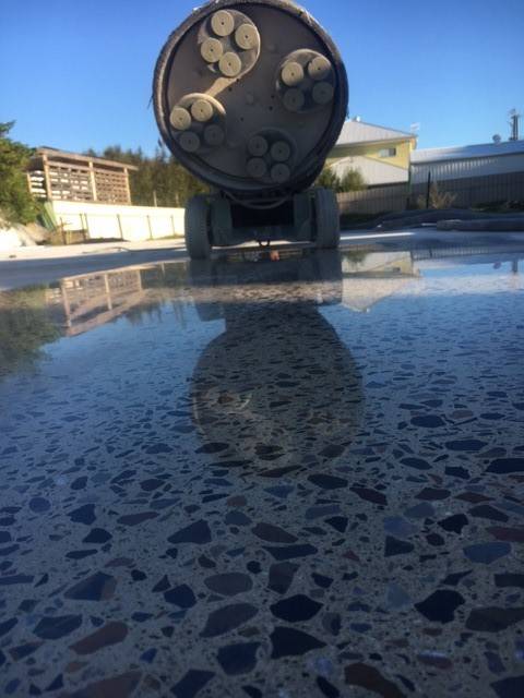 Full-stone exposure with mirror finish